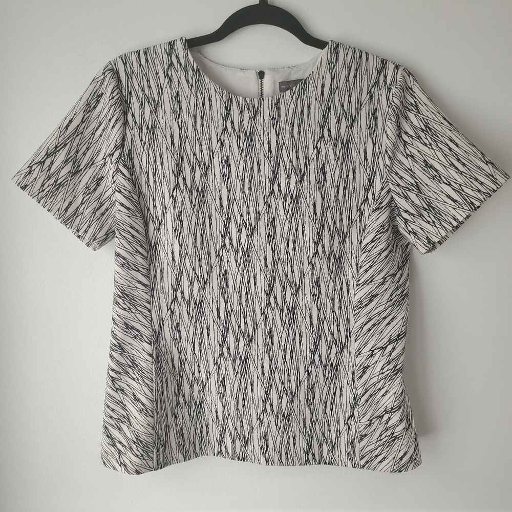 Vince Camuto Abstract White Black Geometric Pattern Short Sleeve Shirt Small